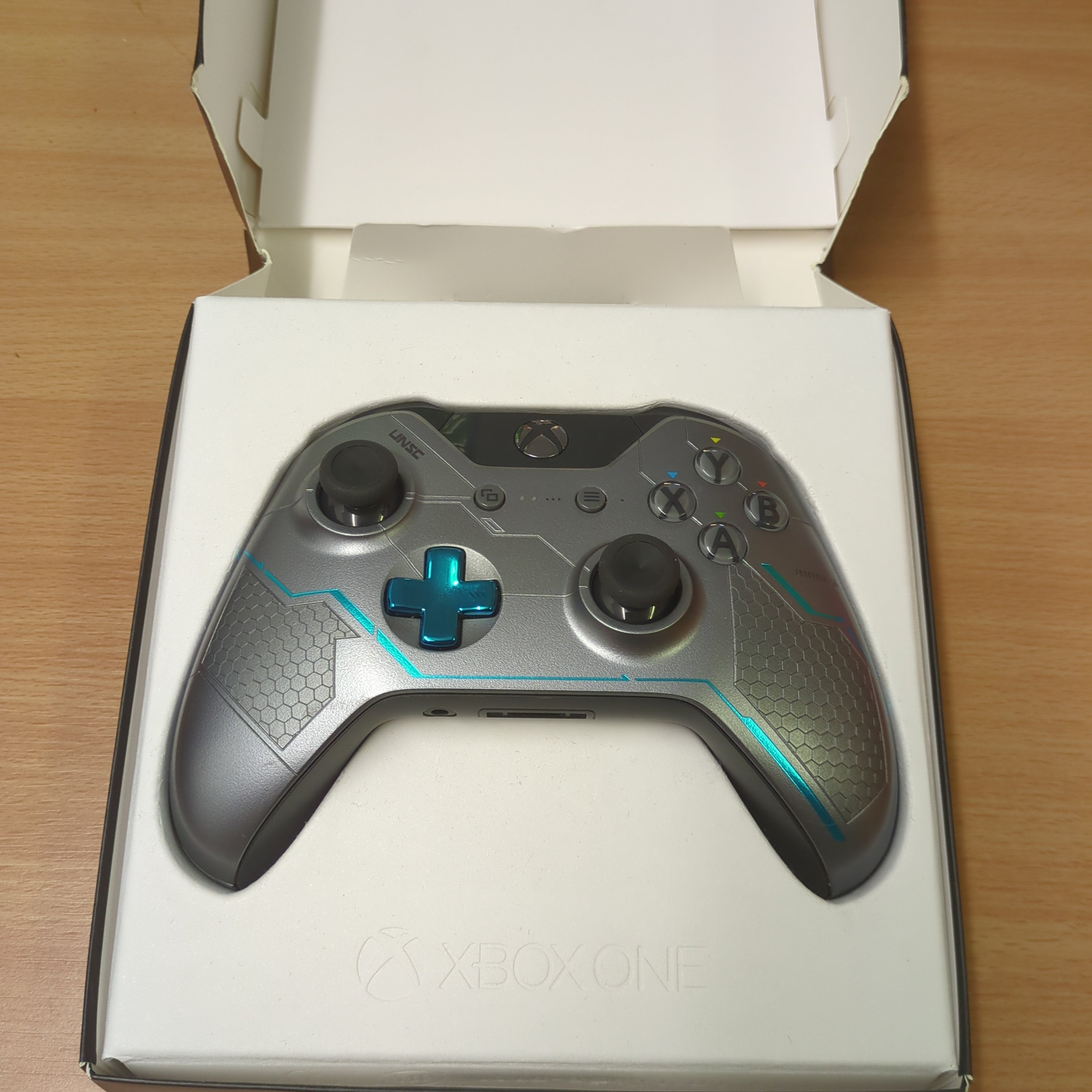 Xbox One Wireless Controller Halo 5 Guardians edition boxed