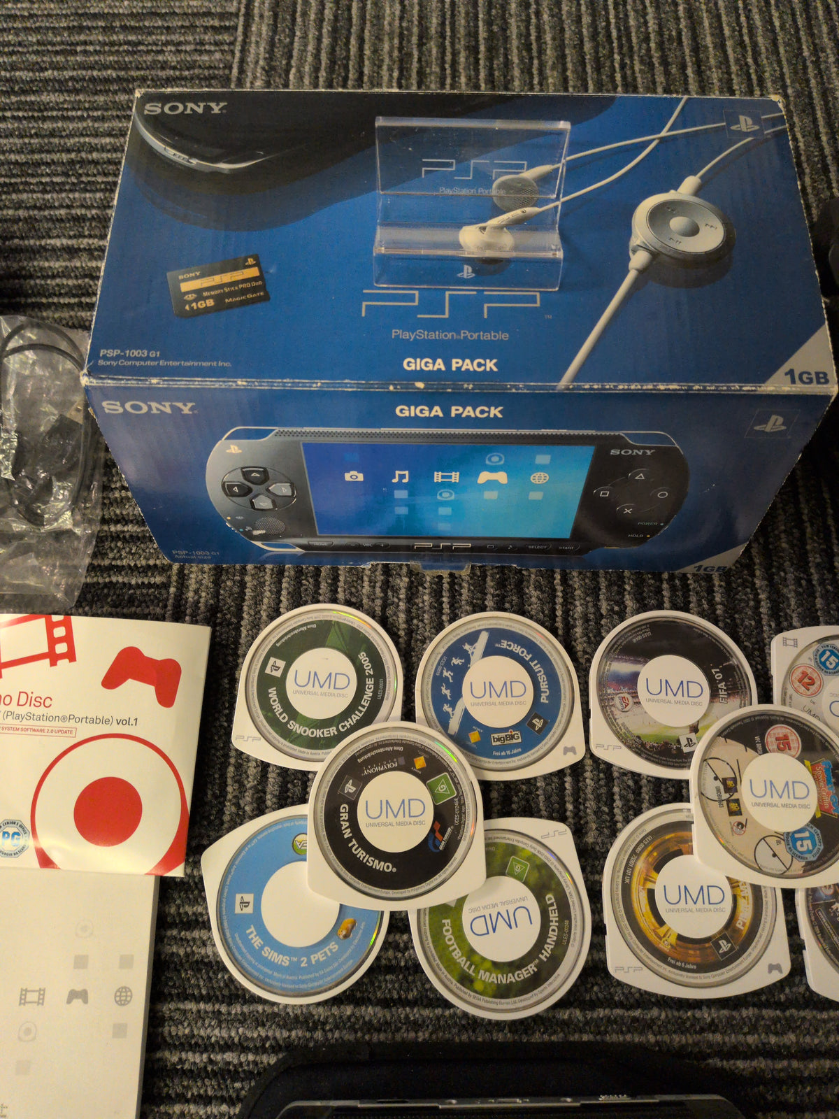 Sony PlayStation Portable PSP 1003 Giga Pack Console Boxed Bundle with games