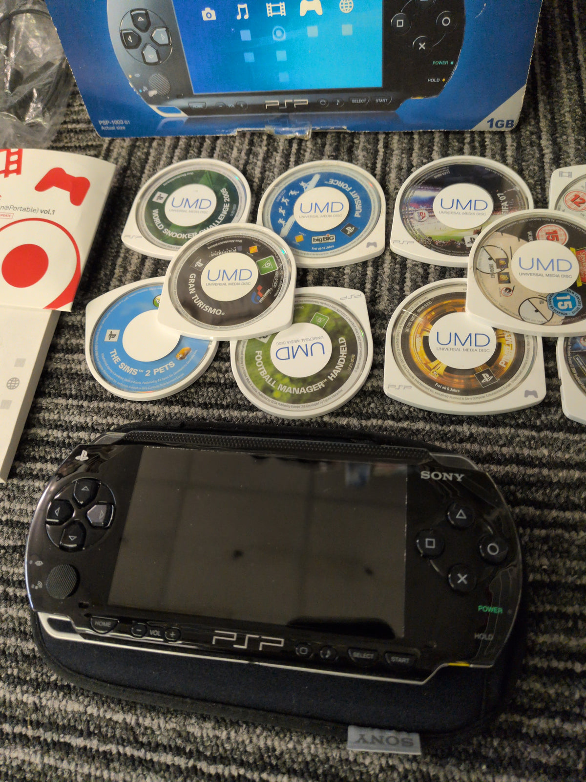 Sony PlayStation Portable PSP 1003 Giga Pack Console Boxed Bundle with games