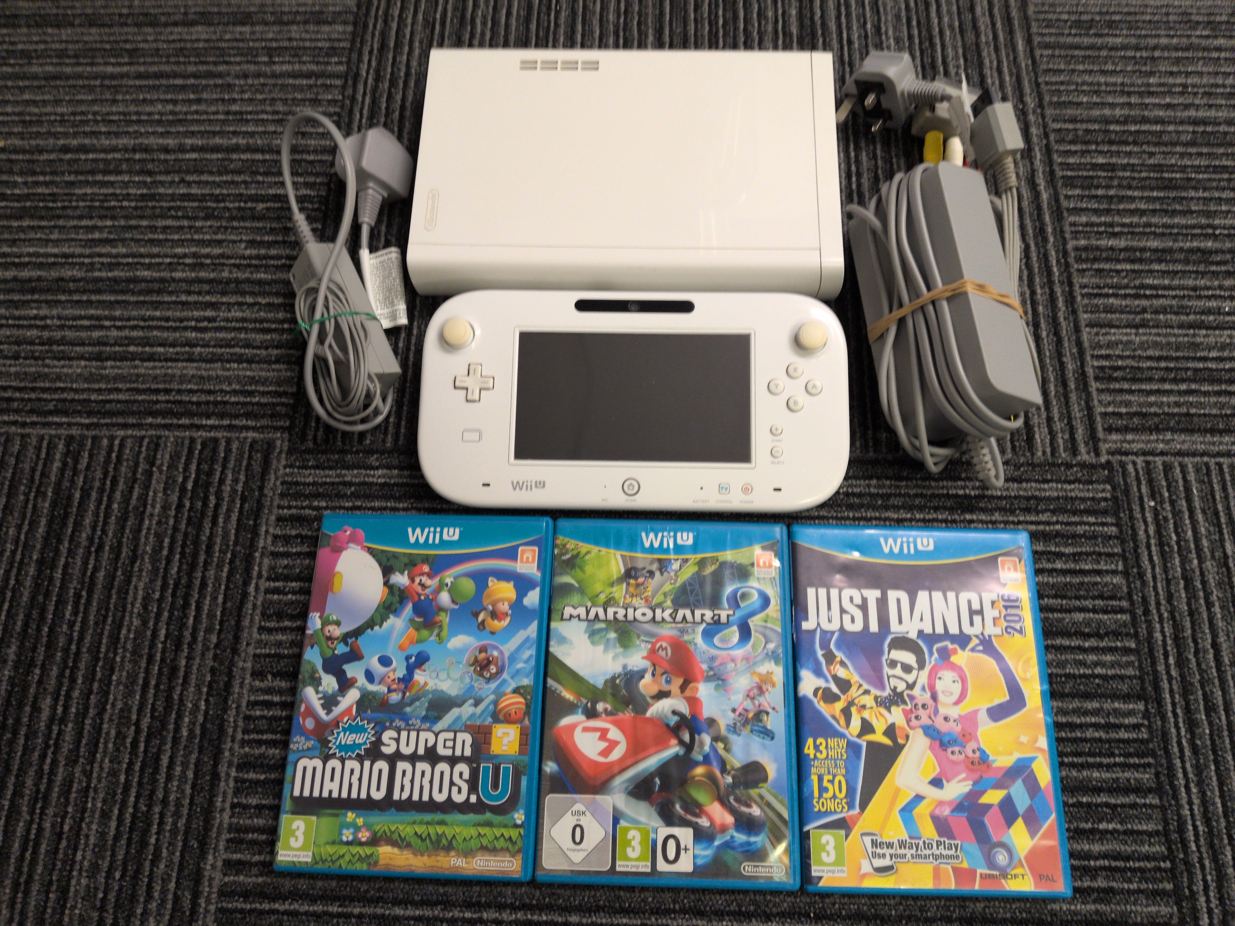 Nintendo Wii U Basic Console 8GB White with Games bundle