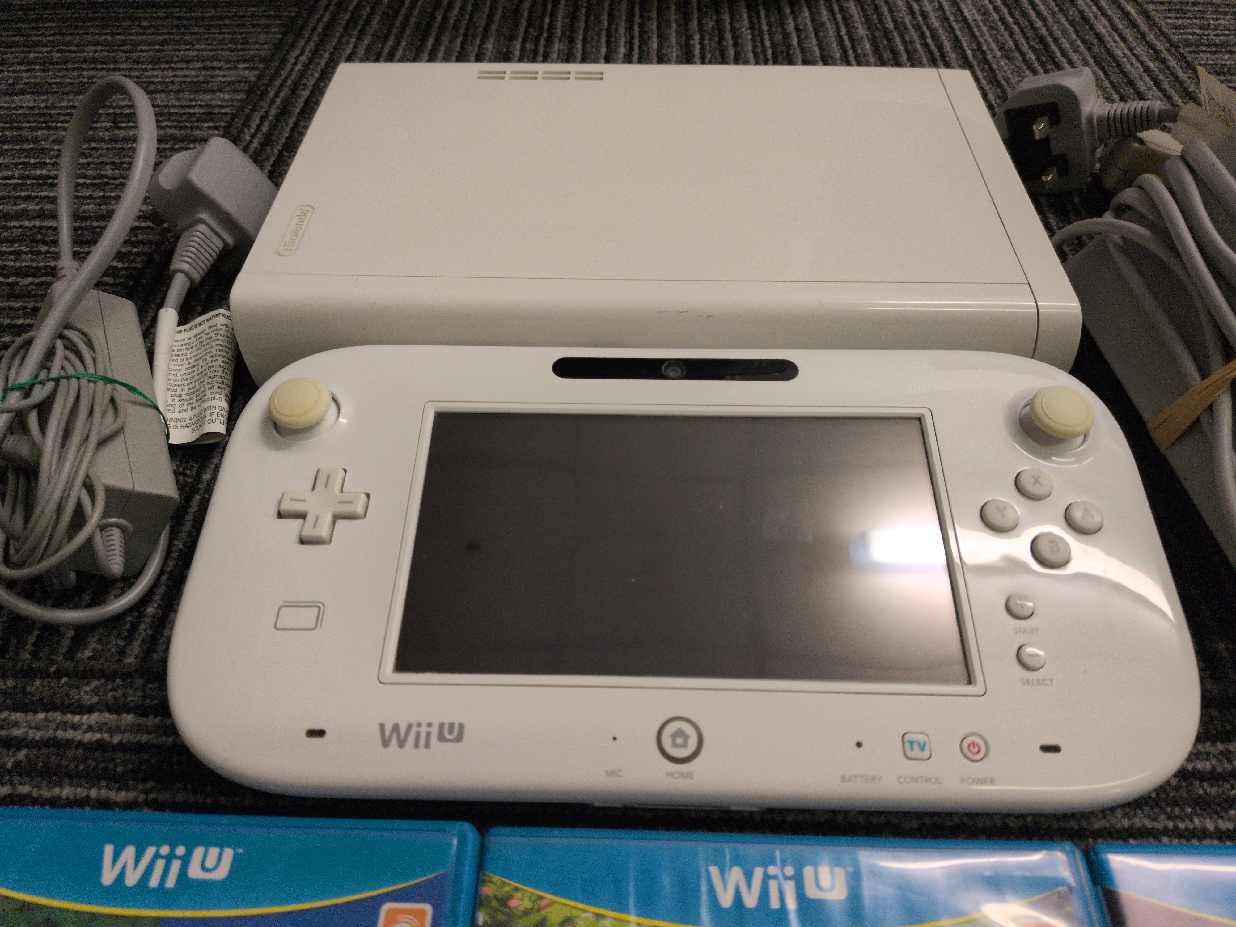 Nintendo Wii U Basic Console 8GB White with Games bundle