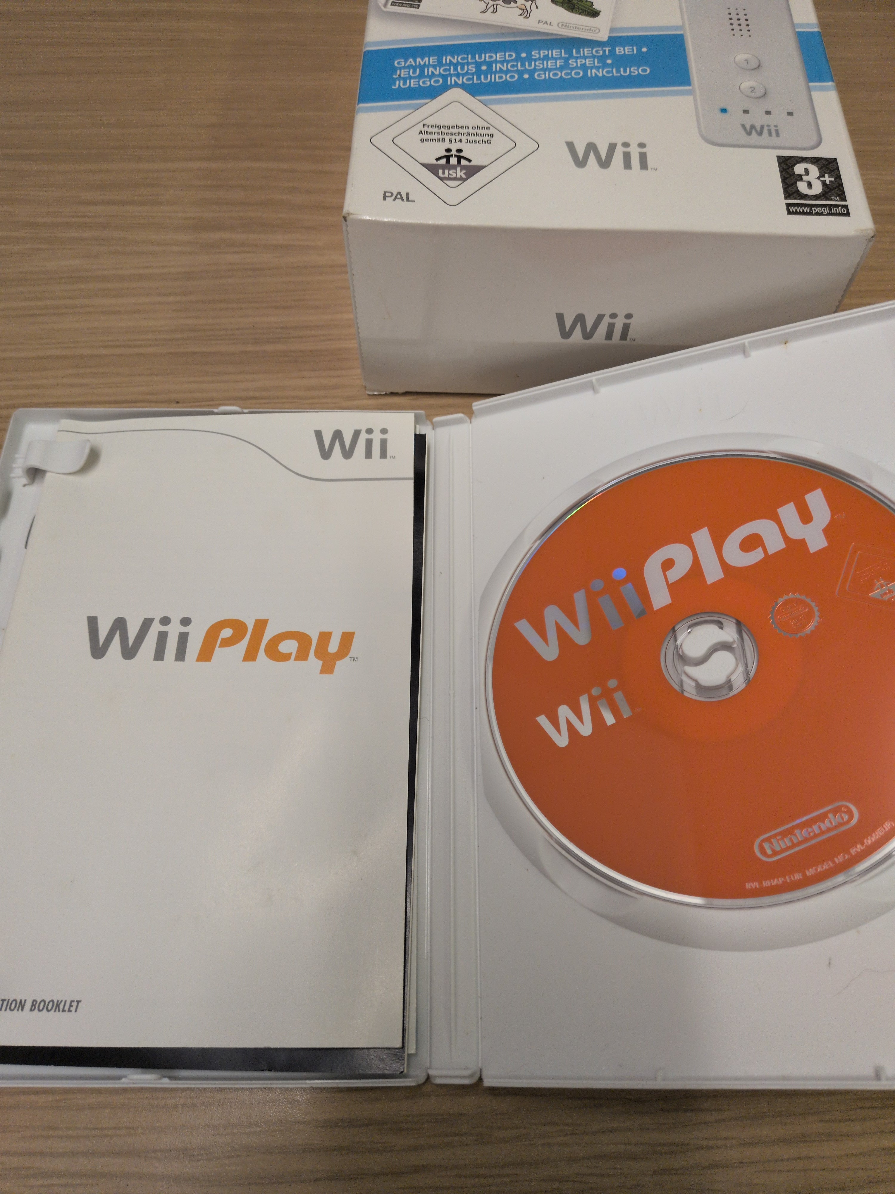 Wii Play Nintendo Wii game & remote